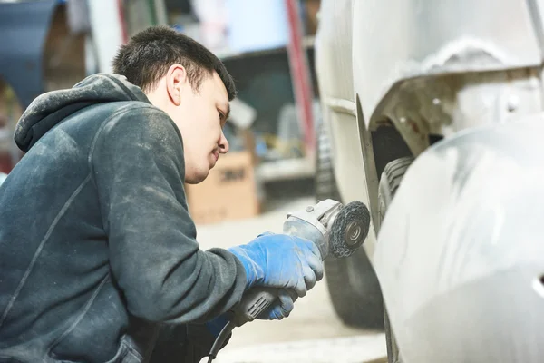 Auto mechanic polishing car — Stock Photo, Image