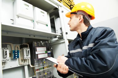 Elektrikçi mühendis işçi