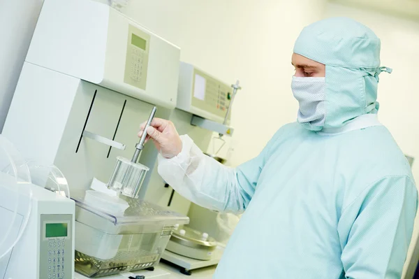 Trabalhador farmacêutico em uniforme de protecção — Fotografia de Stock