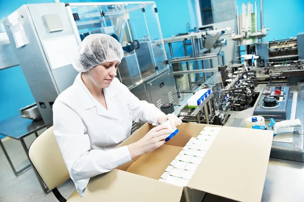 Trabajador industrial farmacéutico de la fábrica — Foto de Stock