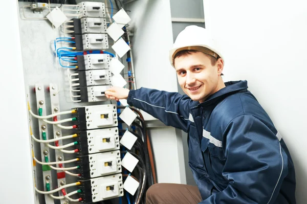 Ingeniero electricista trabajador — Foto de Stock