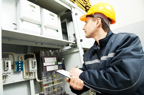 Engenheiro eletricista trabalhador — Fotografia de Stock