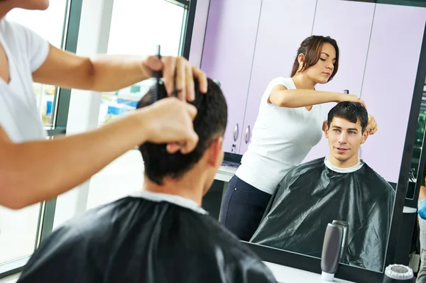Mannelijke kapper op het werk — Stockfoto