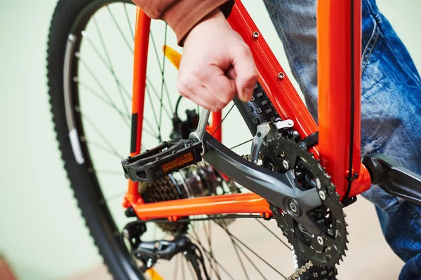 Riparazione o regolazione bici — Foto Stock