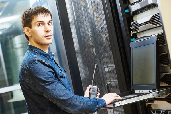 Ingeniero de servicio en la sala de servidores — Foto de Stock