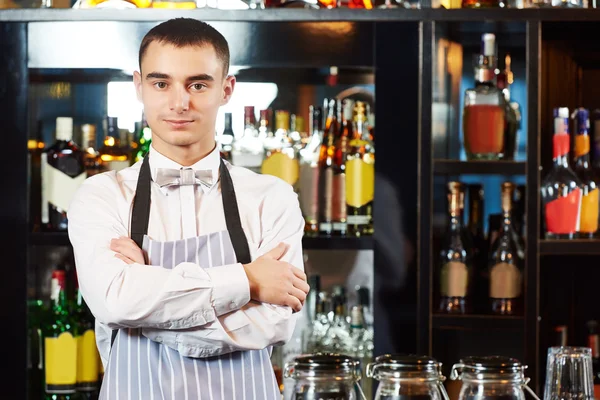 Barman bij bar — Stockfoto