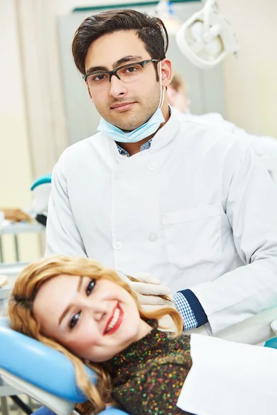 Jovem asiático dentista médico — Fotografia de Stock