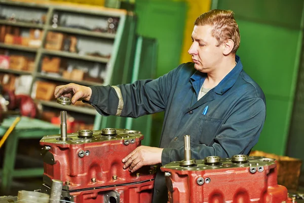 Ensamblador trabajador en taller de herramientas — Foto de Stock