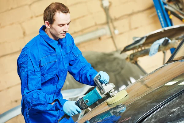 Auto mechanic polishing car — Stock Photo, Image