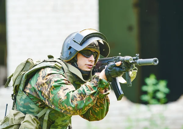 Soldado militar com patrulha de espingarda de assalto — Fotografia de Stock