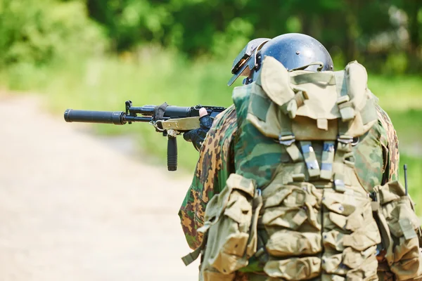 Military soldier with assault rifle patrolling — Stock Photo, Image