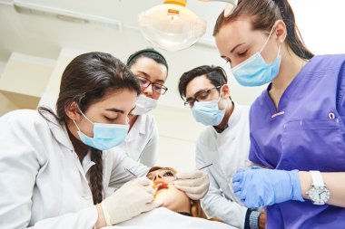 Kadın dişçi doktor öğretim öğrencileri