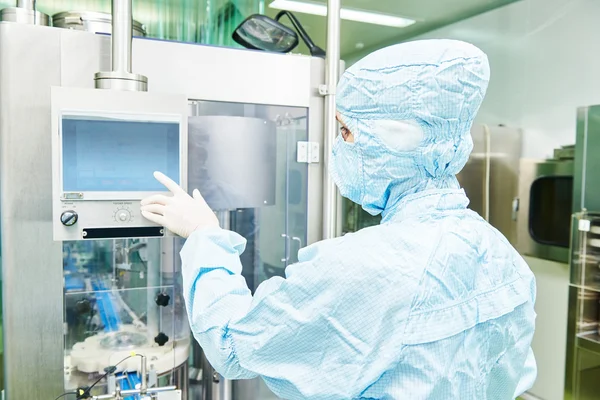 Pharmaceutical factory worker — Stock Photo, Image