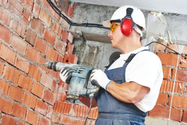 İnşaat işçisi matkap perforator ile