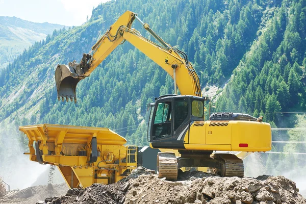 Máquina escavadora e trituradora de pedra — Fotografia de Stock