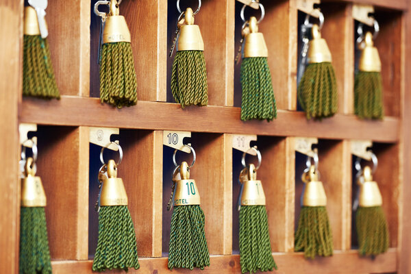 ключи от отеля на стойке регистрации
