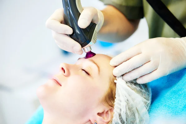 Donna sottoposta a procedura di cosmetologia laser — Foto Stock