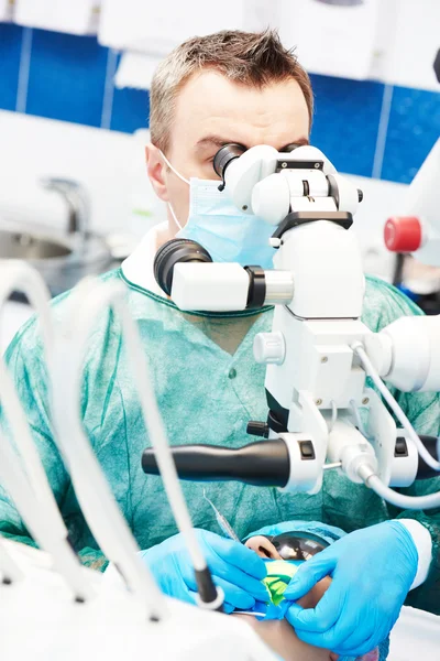 Dentista usando microscópio para operação — Fotografia de Stock