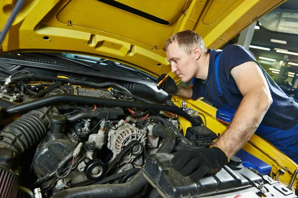 Auto mekaniker reparatör på jobbet — Stockfoto