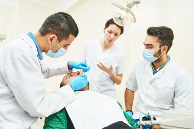 Kadın dişçi doktor öğretim öğrencileri