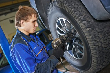 Auto makinist müsvettesini araba tekerleği anahtarı tarafından