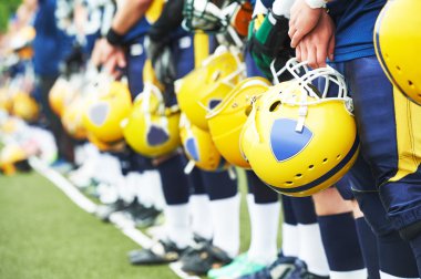 genç çocuk kum dalgaları yürüyüş