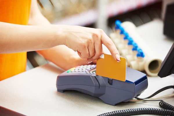 Usando o terminal de pagamento de cartão de crédito na loja — Fotografia de Stock