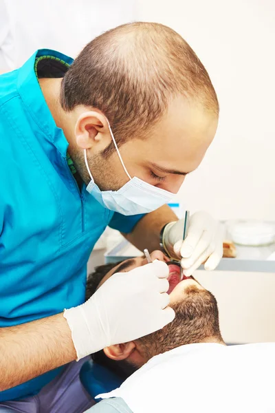 Οι γιατροί της μικρά Ασίας οδοντίατρο στην εργασία — Φωτογραφία Αρχείου