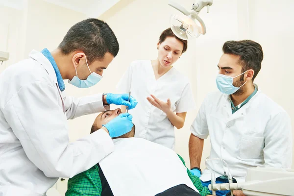 Doctora dentista mujer enseñando a estudiantes —  Fotos de Stock