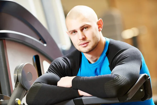 Entraîneur de fitness masculin à la salle de gym — Photo