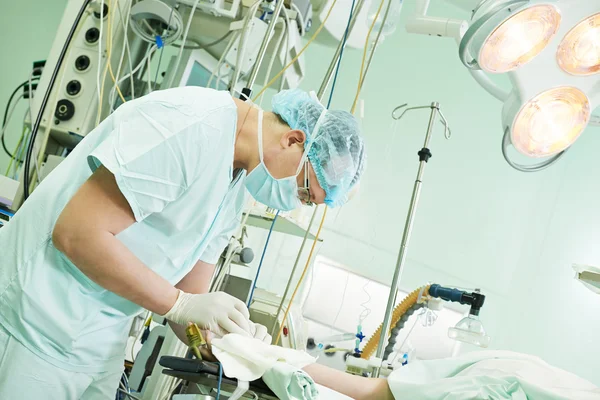 Χειρουργός αναισθησιολόγο σε χειρουργική λειτουργία δωμάτιο — Φωτογραφία Αρχείου