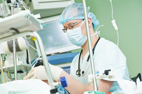 хирург-анестезиолог в операционной
