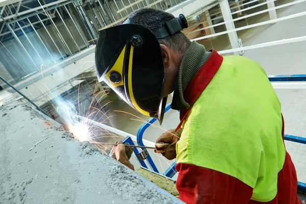 Saldatore sul lavoro — Foto Stock