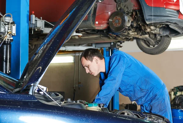 Mecánico de automóviles reparador en el trabajo — Foto de Stock