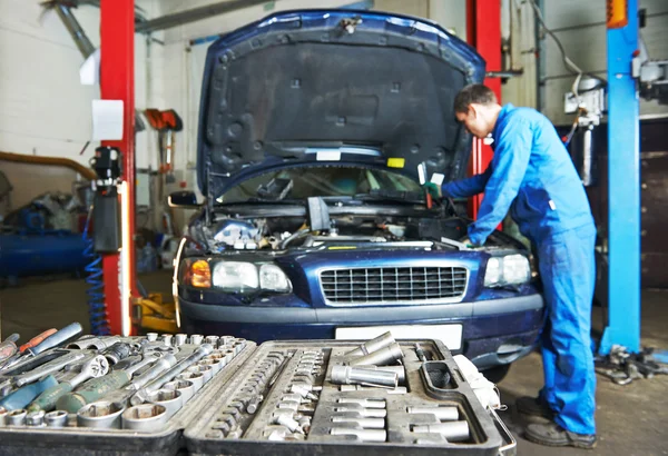 Auto mechanic reparateur op het werk — Stockfoto