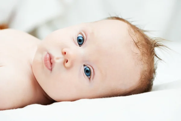 Glimlachend pasgeboren baby — Stockfoto