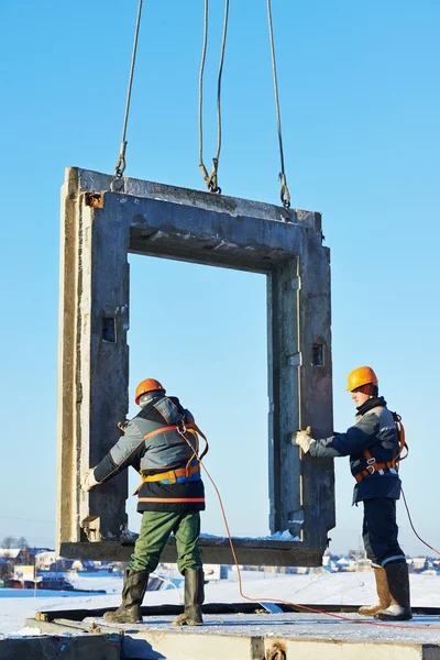 Builder worker installing concrete panel — Stock Photo, Image