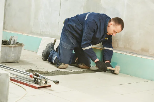 Fliesenleger bei industrieller Bodenfliesensanierung — Stockfoto