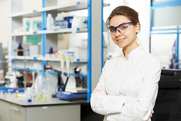 Γυναίκα επιστήμονας χημικός ερευνητής στο εργαστήριο — Φωτογραφία Αρχείου