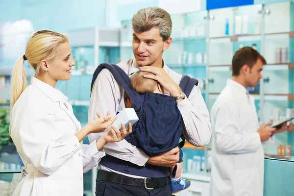 Farmacia química, padre e hijo en farmacia — Foto de Stock