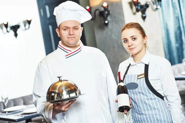 Waitres en chef-kok in restaurant — Stockfoto