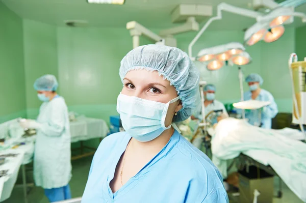 Kirurgi sjuksköterska vid drift — Stockfoto