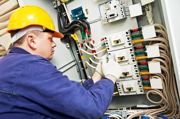 Eletricista medir tensão e corrente — Fotografia de Stock