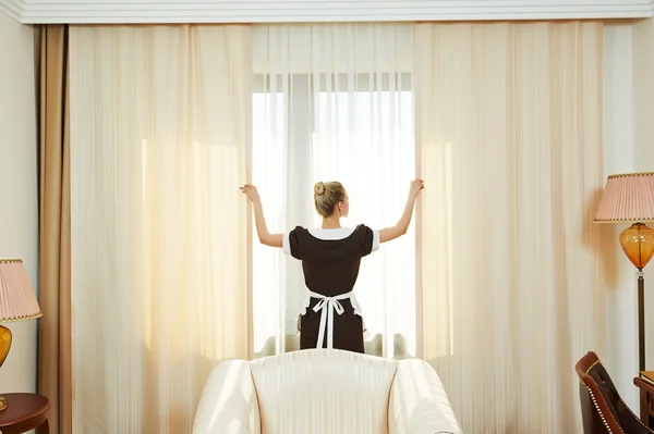 Zimmermädchen beim Hotelservice — Stockfoto