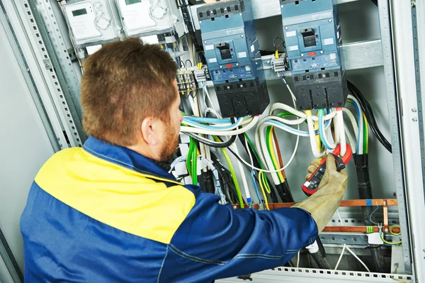 Engenheiro eletricista trabalhador — Fotografia de Stock