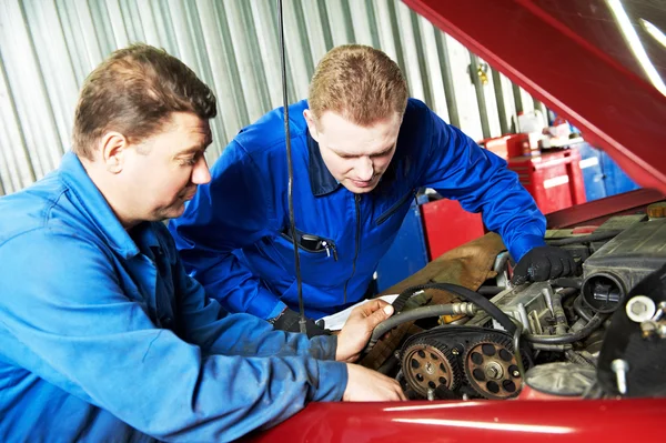 Dois carro mecânico diagnosticando auto motor problema — Fotografia de Stock