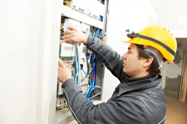 Elektrikçi enerji tasarrufu ölçer yüklüyor