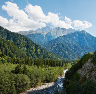 Dağlı ve nehirli manzara