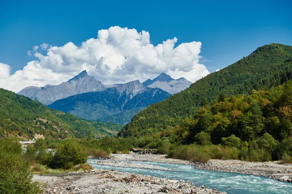 Krajina s horami a řekou — Stock fotografie