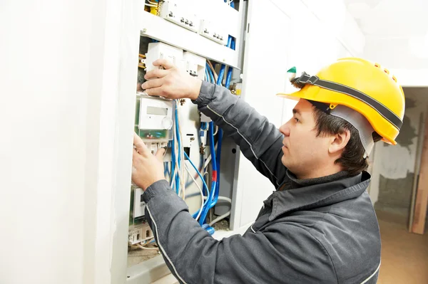 Électricien installant compteur d'économie d'énergie — Photo